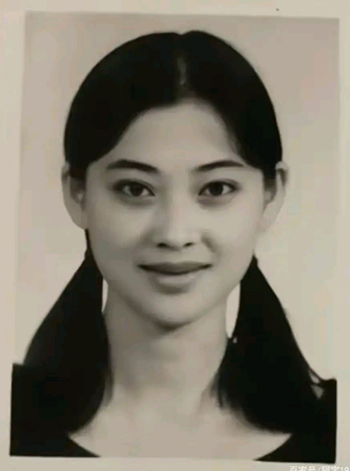 1990年中專畢業(yè)證照片的尺寸與底色